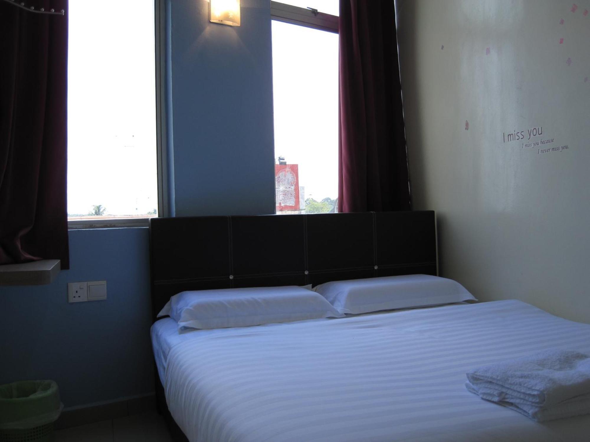 Max Inn Hotel Parit Raja Habitación foto