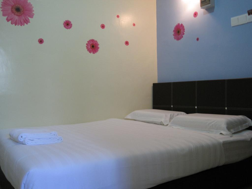 Max Inn Hotel Parit Raja Habitación foto