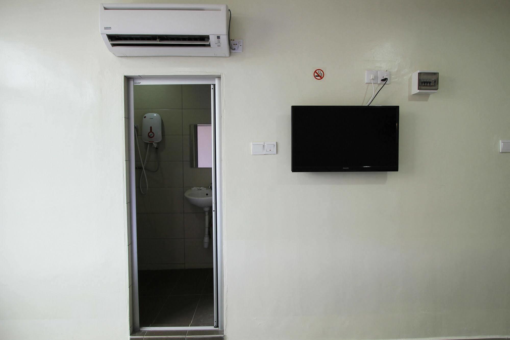 Max Inn Hotel Parit Raja Exterior foto