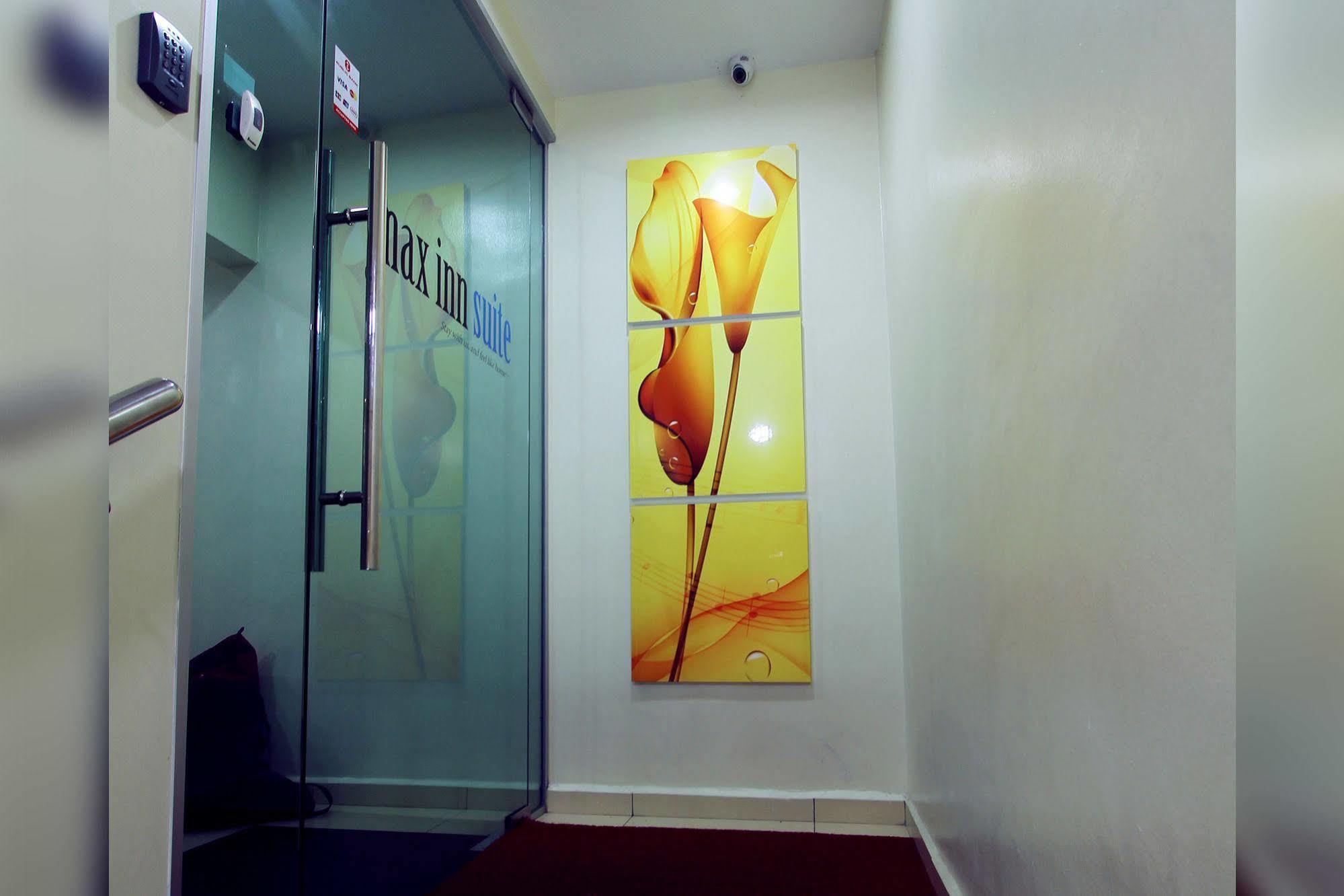 Max Inn Hotel Parit Raja Exterior foto